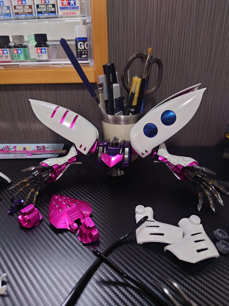 白の外装部分は下地シルバーからのEXホワイトそしてパールでコーティングの感じにふわっと吹いてます