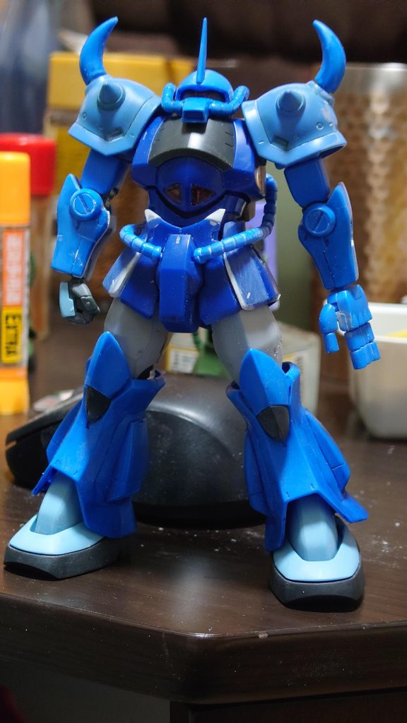 ショルダーアーマーをプロトタイプに変更。頭部に対して肩の位置が下がり、また胴体への被さり具合が程良く思えたので、こちらを使いました。