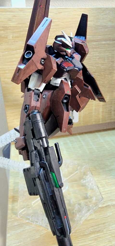 肩のスラスターにディテール足したり凹みにホイルシールを貼り付けたり塗装は筆塗りで塗り終えたあとに紙ヤスリで研いでさらに塗り、ウェザリングして、重厚感を演出