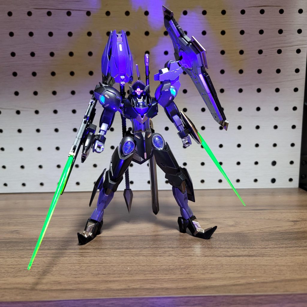 二刀流でのビコーンを1枚。蛍光クリアを塗ってみて、粘度の高さにびっくり(笑)自分の中では綺麗に塗ったのに仕上げの蛍光塗料で失敗しそうでヒヤヒヤしました(笑)…実際足で失敗してしばらく心折れました…( ノД`)でも何とか仕上げる事が出来ました!諦めずに作って、完成出来たし勉強にもなったので、「進めば2つ」ですね(笑)