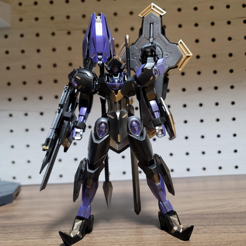 正面から。元の足が小さい為、武装を増やしたりするとバランスが保ち難かったのでゴールドフレーム天から拝借。安定感は上がりました。色々な状況を考え、両手を空けた状態でも戦闘出来るようにしたかったので、ベギルペンテから拝借したシールドは肩に。100均のマグネットを使用し、脱着可能です。ここはもう一工夫したいので、アイデアが思い付いたら改善しようかと思います。