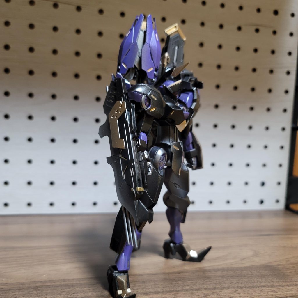 右手にこちらもゴールドフレーム天から拝借したトリケロスを。ハインドリー(だったかな?)がシールドと杭、射撃武器が一体化している武器を持っていたので「これ似てるな」と思い取り付け。刃感を出したかったので、黒を下地にシルバーを塗装しています。…少しは刃っぽく出来たかな(笑)機体も全体的にシルバー下地に黒でグラデーション状に塗りましたが、撮影技術が追い付いていないので上手く伝えられない…(;^ω^)