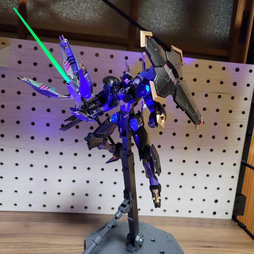 ポーズをとって1枚。ミカエリスの元右手は槍として作成。元々のビーム兵器としての使用も可能。また、背中に装備したまま分離して遠隔兵器として使用も可能という設定です。左背中にはバルバトスから拝借したソードメイスを装備しています。突く、斬る、叩く、射撃の全てを可能な機体として作成しています。まだまだ改善点はありますが、カッコ良く仕上げれて満足です(笑)最後までご覧頂きありがとうございます。