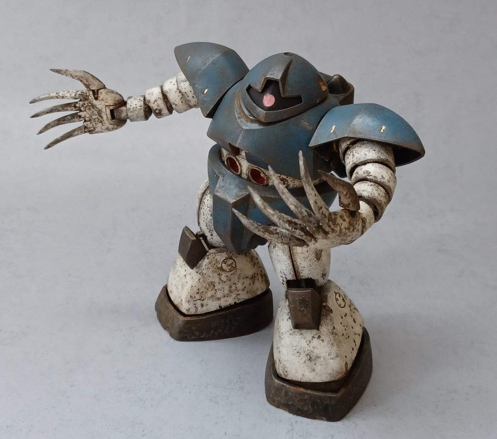 《やりたかったことシリーズ》①後ハメ加工:上級者にしか許されないテクニックっぽいから(笑)やってみると超簡単♪胴体のピンをニッパーで切るだけ。②モノアイをクリアー化:シールだとあれなので(笑)、クリアー化させてディテールア~~ップ♪H・アイズ買うのもあれだし、セリアのUVレジン&ライトで自作。これが一発で成功とならず、レジンを穴埋めして完成。③イージーペインター塗装:普通に出来た。しかし!深夜に塗料を希釈したり塗装すると、頭がクラクラして寝ぼけて作業することになり要注意!