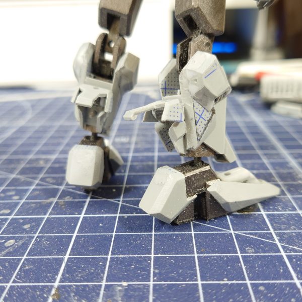 ガンダムフレームのデスティニーの装甲を蝸牛並の速度で制作しております…可動をなるべく殺さないようにするのとデザインとのバランスというか調整が難しい…がんばりもす。💪（3枚目）