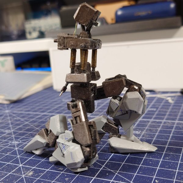 ガンダムフレームのデスティニーの装甲を蝸牛並の速度で制作しております…可動をなるべく殺さないようにするのとデザインとのバランスというか調整が難しい…がんばりもす。💪（1枚目）