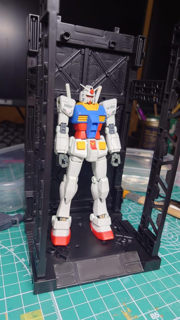 スジ彫り追加は、やってみると意外と難しく、肩と胸の1部だけになってます。パーツが小さくエッチングガイドの固定が大変で😰これから、作るガンプラには、少しずつ追加して練習しようと思います。