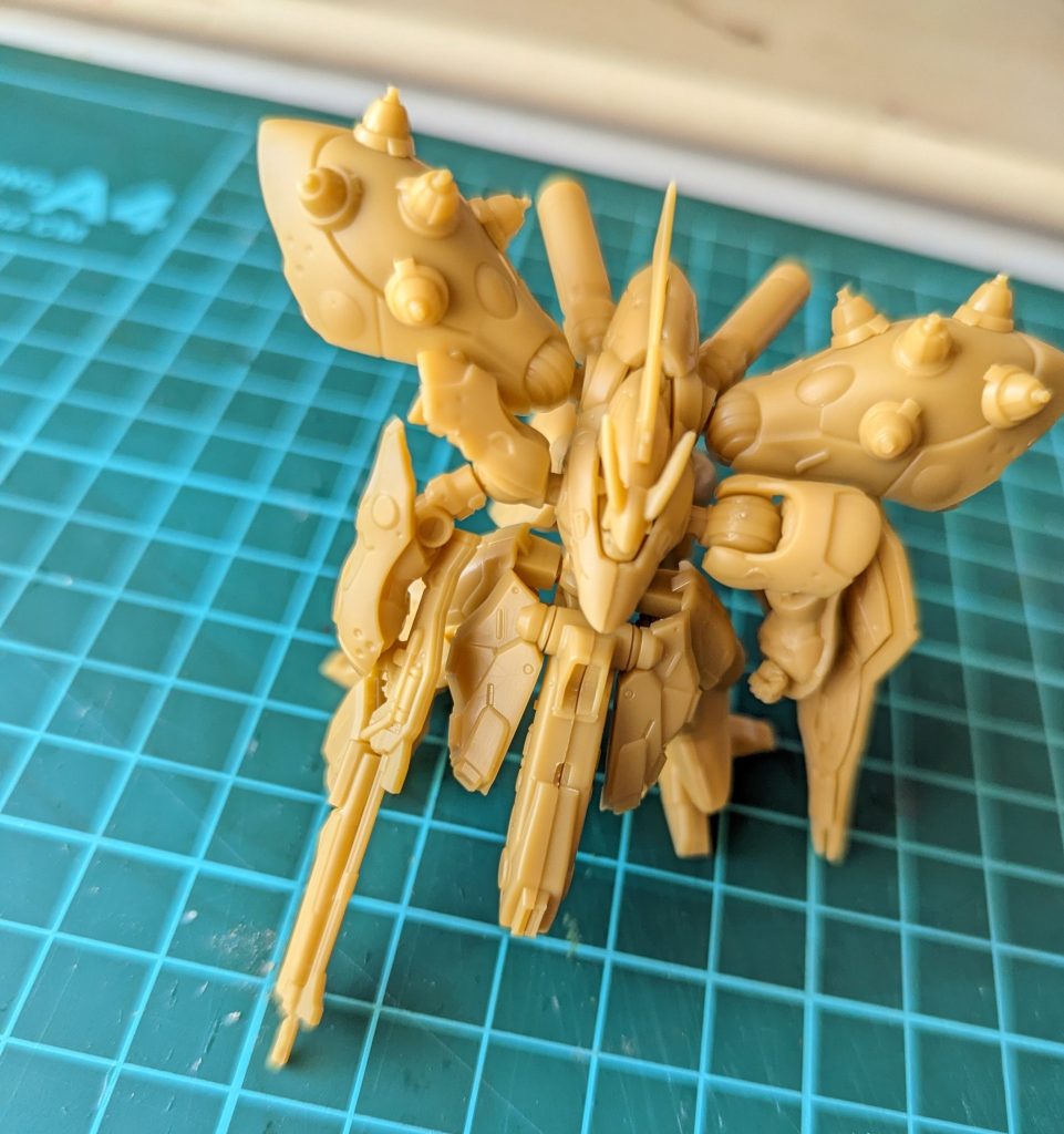 一旦素組みして何色にするかとか考えます。