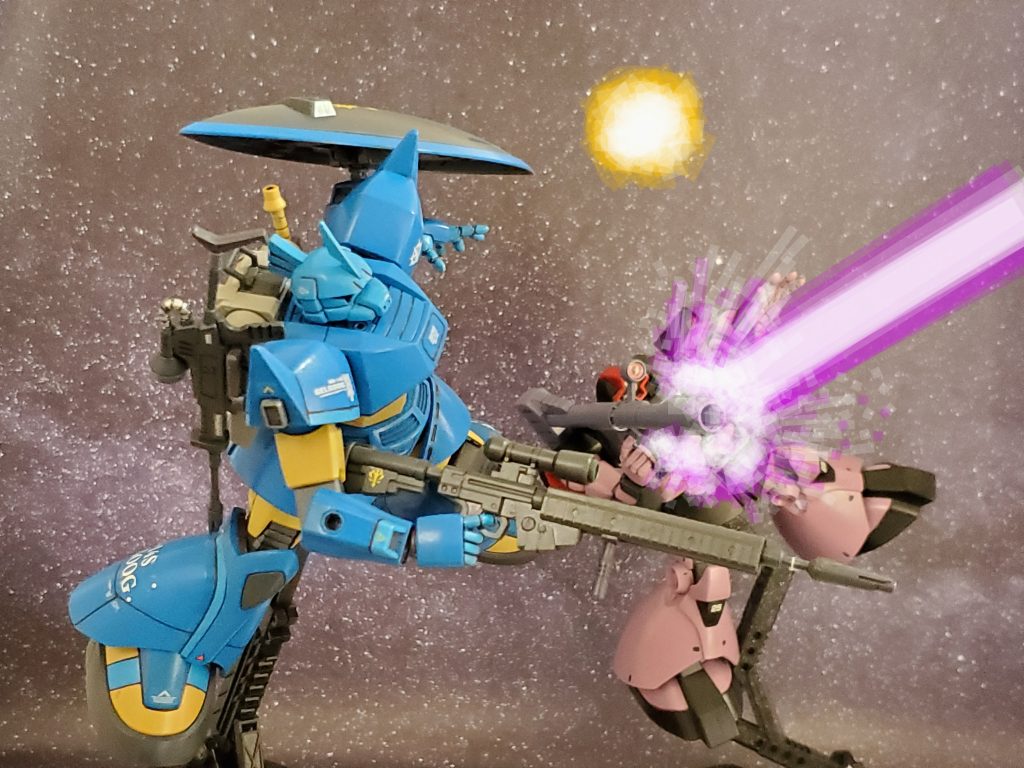 N、Sフィールドに続き、Eフィールドにも連邦軍艦隊が侵入💥早くも混戦状態となる💦侵入する敵機を優勢に迎撃する中、突如機僚のリック・ドムが強力なビーム砲で爆散😱❗ギリアム大佐はビームを放った敵機を視認する👀