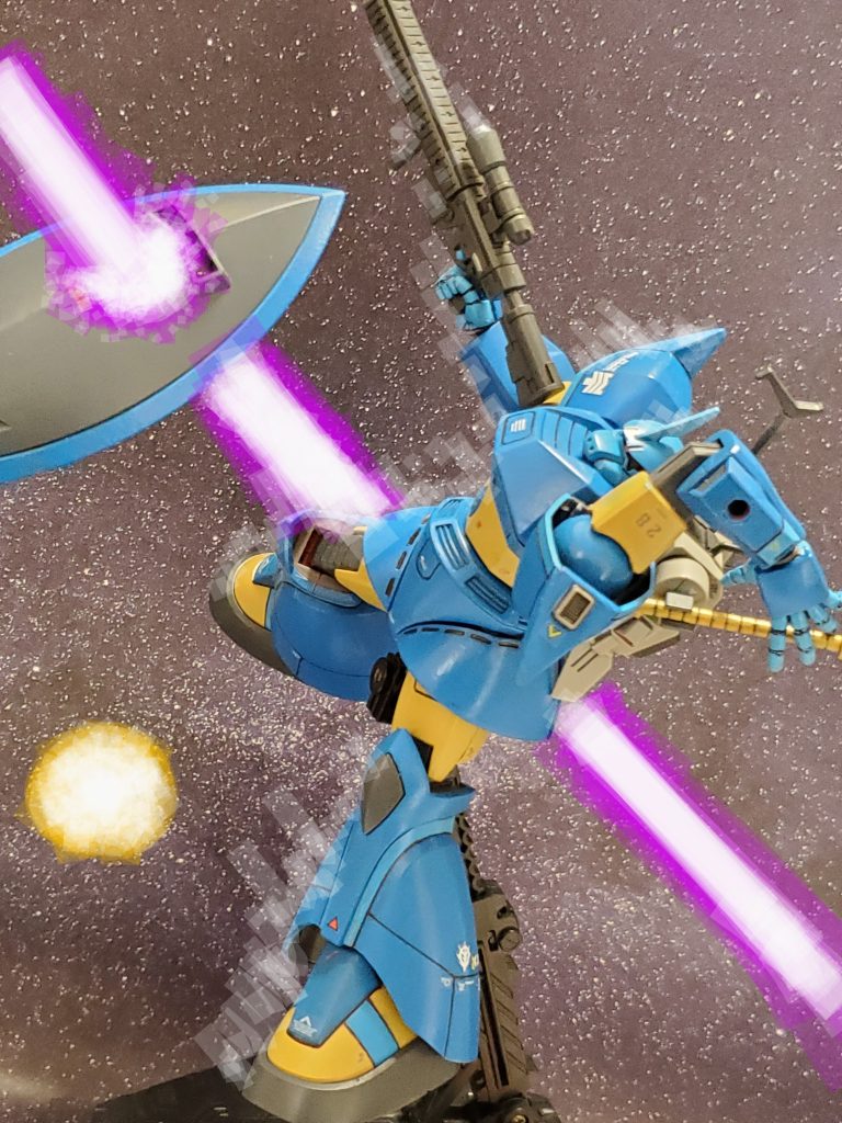 ギリアム大佐は黒いジムに最接近❕シールド🛡️でビームを受け止めながら、ビームナギナタを抜き突撃~👊✨