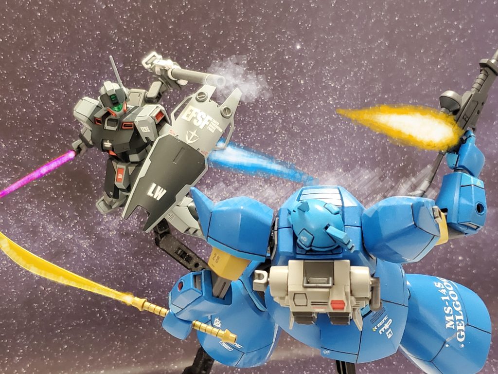 黒いジムは、つばぜり合いから間合いを開け、即座にキャノン砲を発射~💥間一髪❗ギリアム大佐は至近距離の攻撃を、身をそらして回避~😱💦エース同士の隙のない攻防戦が続く😎✨