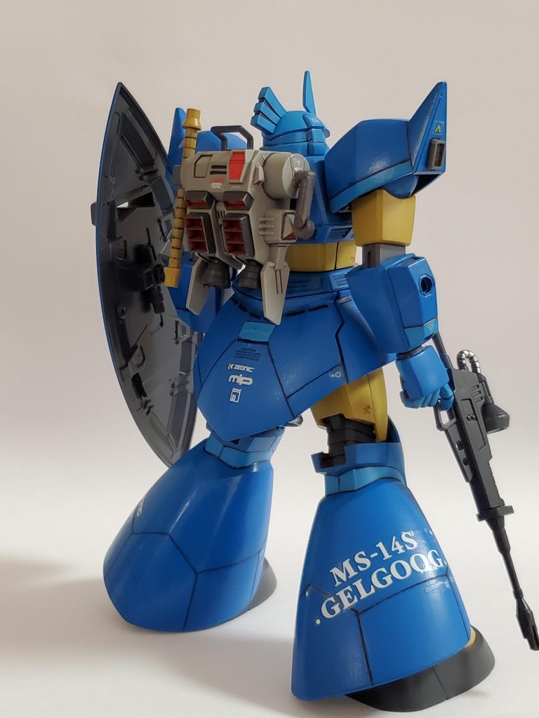 ③高機動性を表現するために高機動型ザクのバックパックを装備😊✨両脇には武器を担架出来るようにピンバイスで穴を空け取り付け可能に👍④赤い機体を全塗装でパーソナルカラーのスカイブルーとダークイエロー(私の好み)に仕上げてます😋✨