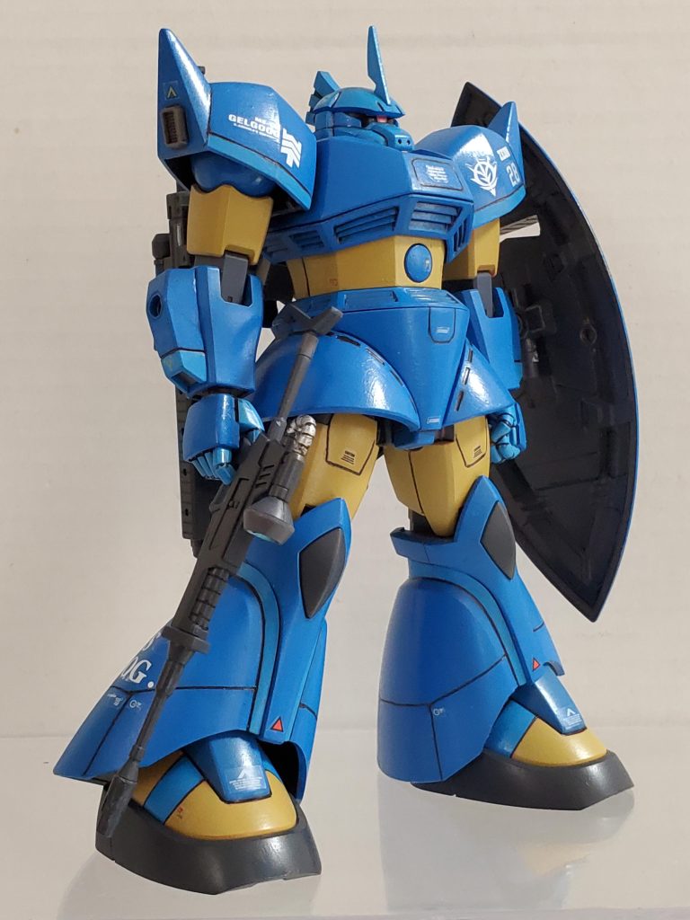 今回はシャア専用ゲルググを全塗装してギリアム機を制作✨これまでゲルググは何体か制作しましたが、普通に作ると肩アーマーがなで肩になってしまい不満でした😔💦そこで今回は肩アーマーが怒り肩?になるように改修してみました👍今回のチャレンジ改修ポイント~🎶①肩アーマーが怒り肩になるように腕の付け根等を改修❕②腰、足のスカートアーマーの表面が寂しいので、ささやかながらスジ彫りで情報量🆙