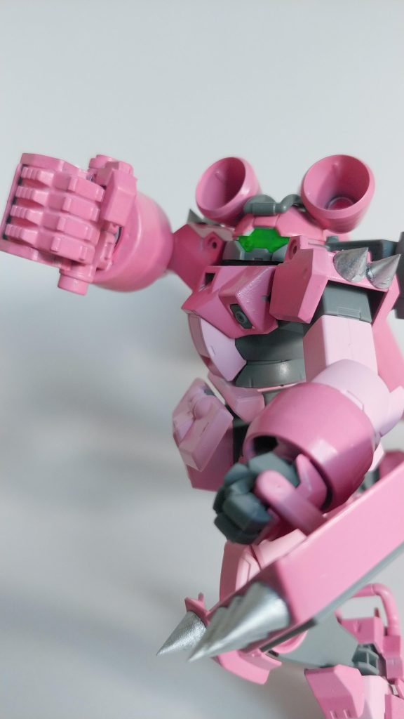 宇宙民顔面破砕拳(クソスペフェイスブレイカー)スペーシアンの顔面を粉微塵にするための超大型マニピュレーター。シールドに付いたスパイクを突き刺して動きを封じてから殴るのが基本戦術。これを食らったスペーシアンのMSはブレードごと頭が吹っ飛ぶぞ!