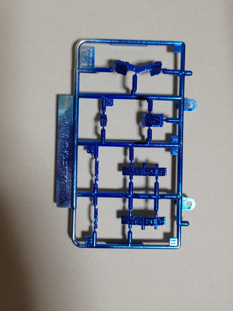 シェルユニットがメッキとアナウンスされていたため、塗り替えればパーメットスコア６に出来そうだと思っていました。