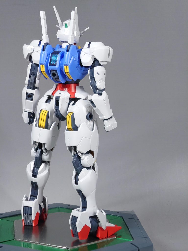 シールによる色分けは無く、全てパーツ分割で色分けされています