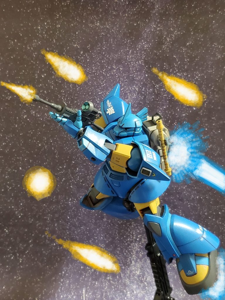 ギリアム大佐は速射されるキャノン砲の雨の中、ビームライフルを連射しつつ再び接近🏃💨