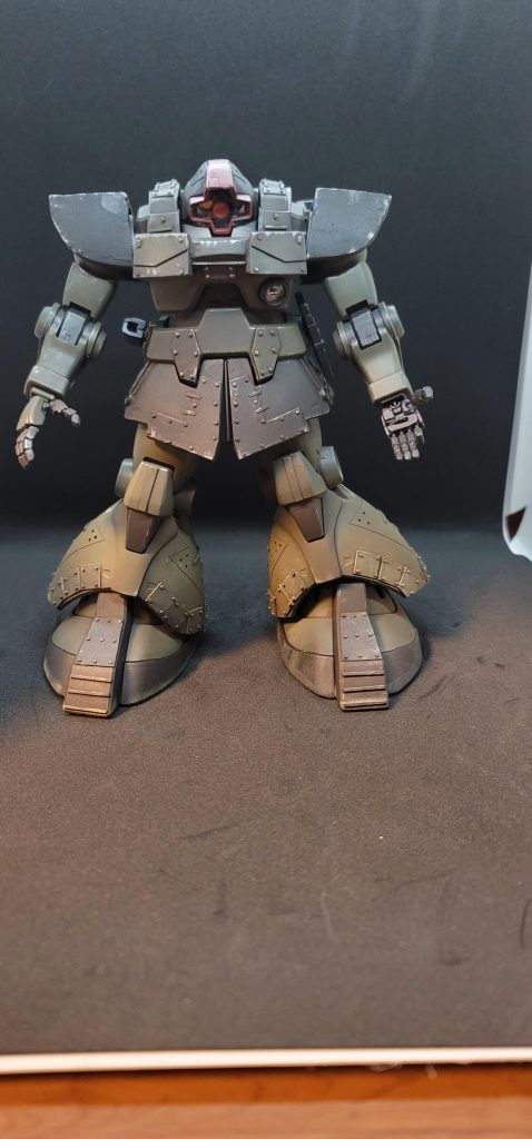 頭の庇部分を少し延長、胸を拡張し肩も大型化しました。全体的にリベットで補強状態を表現してみました。