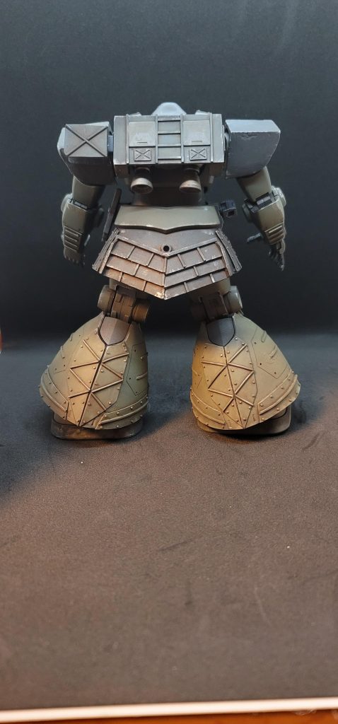 背中にジャイアントバズを装備したくて、ランドセルを自作しました。バーニアは市販のものと交換してます。リアスカートは、プラ板で鎧張りにしてます。足は、一応トラス構造のつもりです。