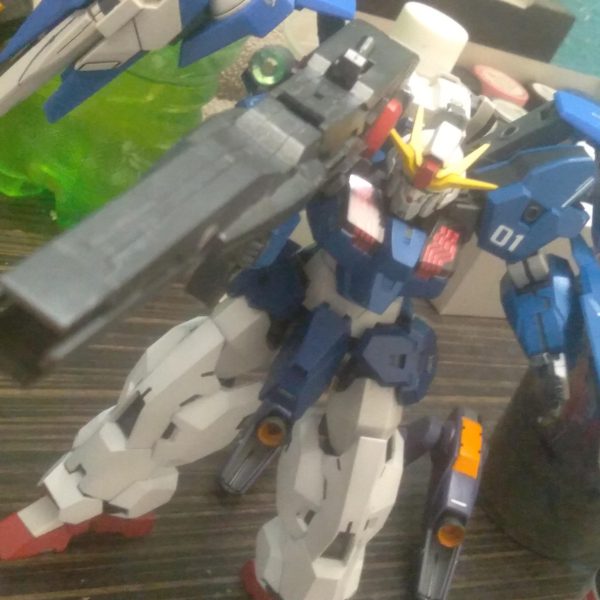 So, working on the 00 Lfrith today, I was able to use the standard backpack that came with the Lfrith Ur along with the gn drives and 0 raiser. Then I gave it the 30MM large cannon as a main weapon and I like it. It has an imposing look to it（3枚目）