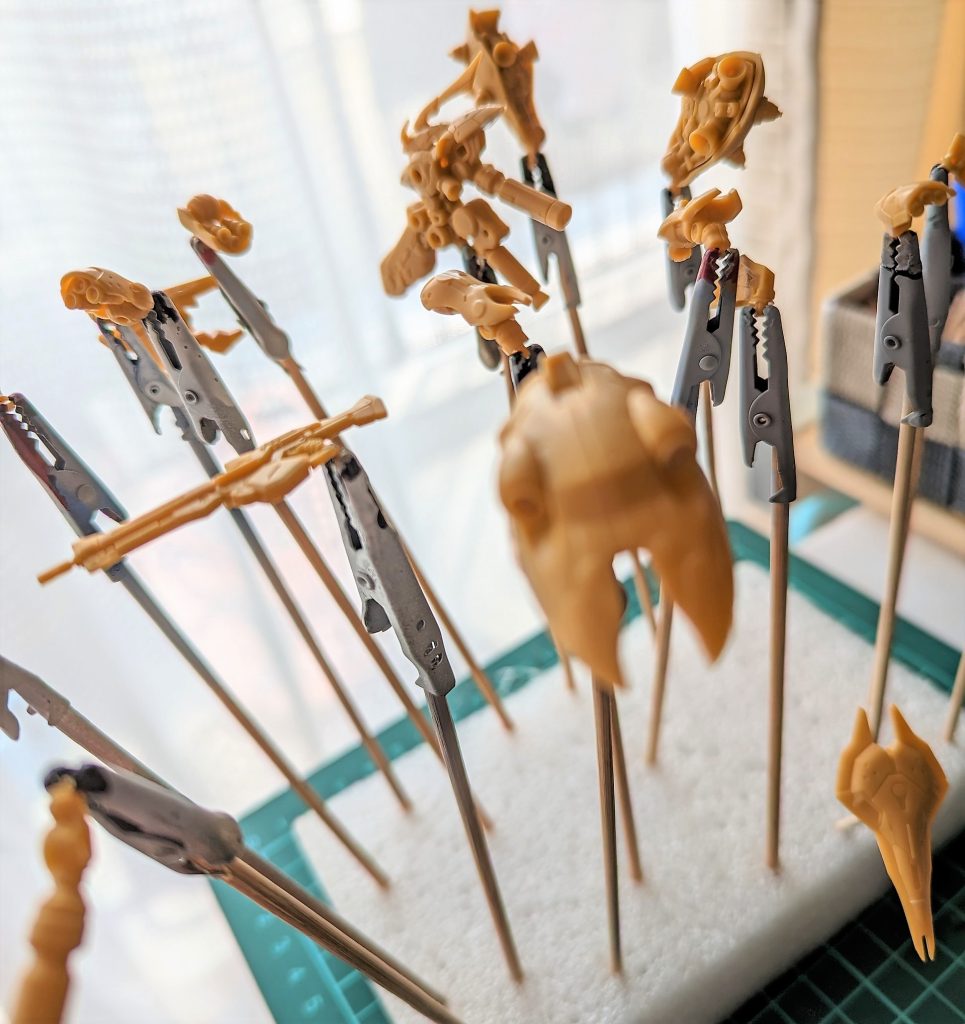 外せるところはばらして接着したい部分は接着してしまいます。