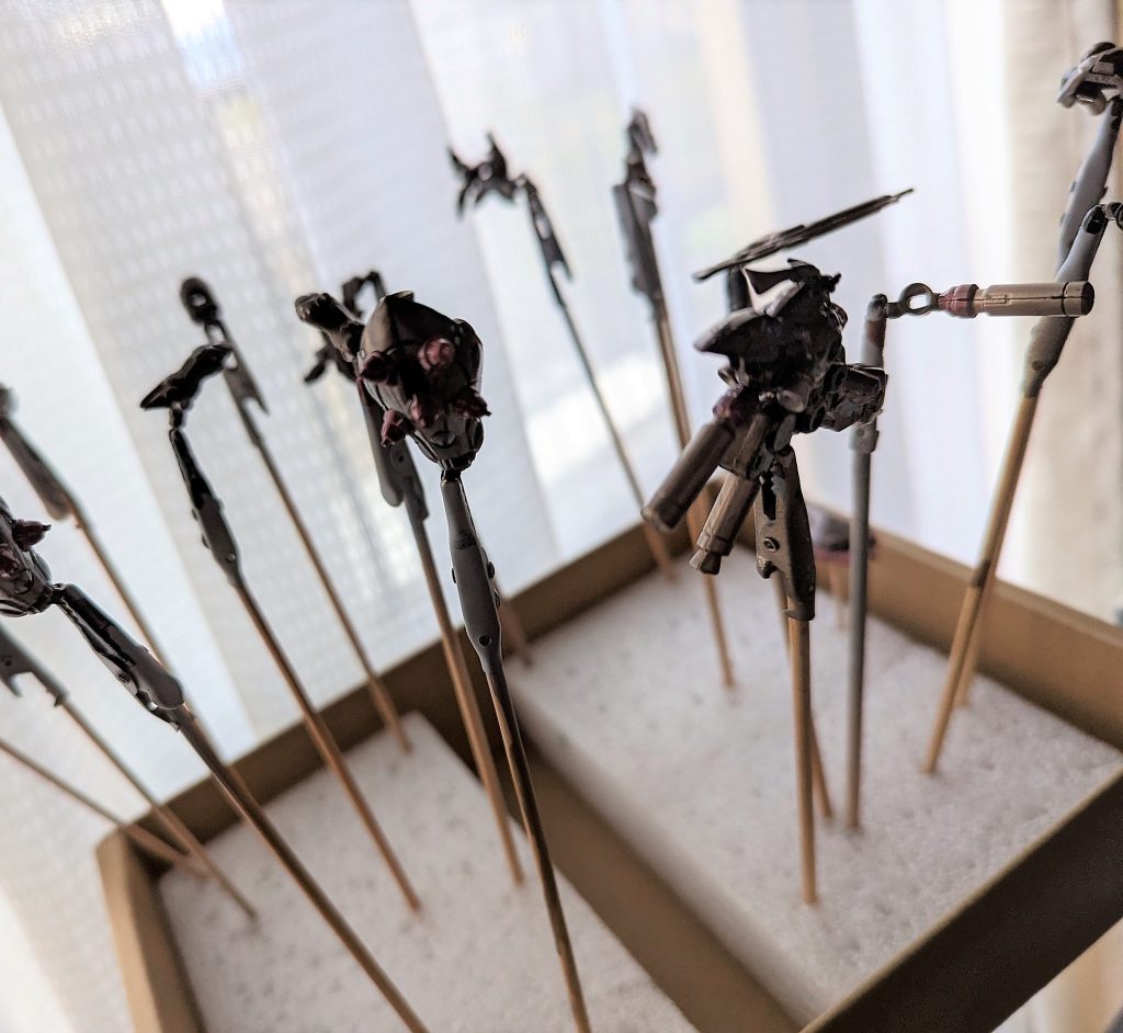 筆で塗装します！全体はガンメタ、部分的にシルバー系やくすんだレッドなどにしてみました。