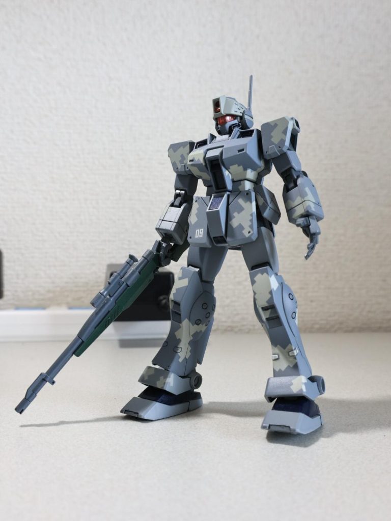 フロントショットポケ戦で印象的だった(?)本機。コロニー内の市街地で戦う姿を思い描いて、都市迷彩にしてみました。また周りのビルなどに紛れるような色を選択。バイザーはもともと緑でしたが、おゆまると100均のレジンで赤色で複製。