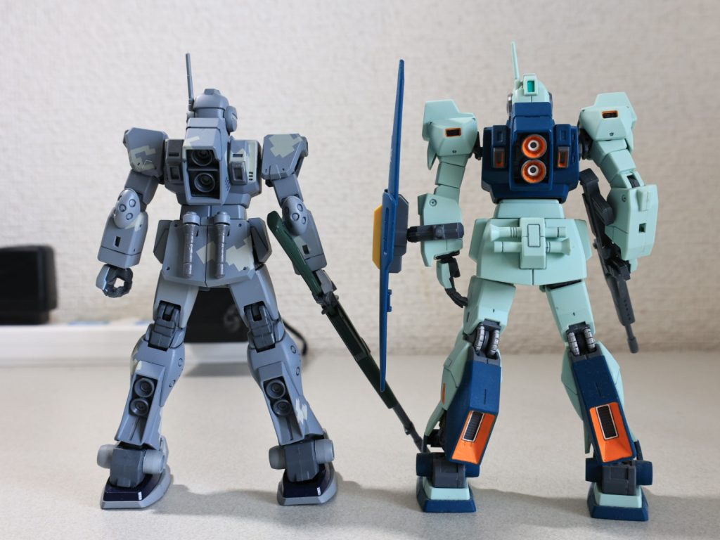 ネモ(右)に繋がるようなバックパックや脚部スラスター。