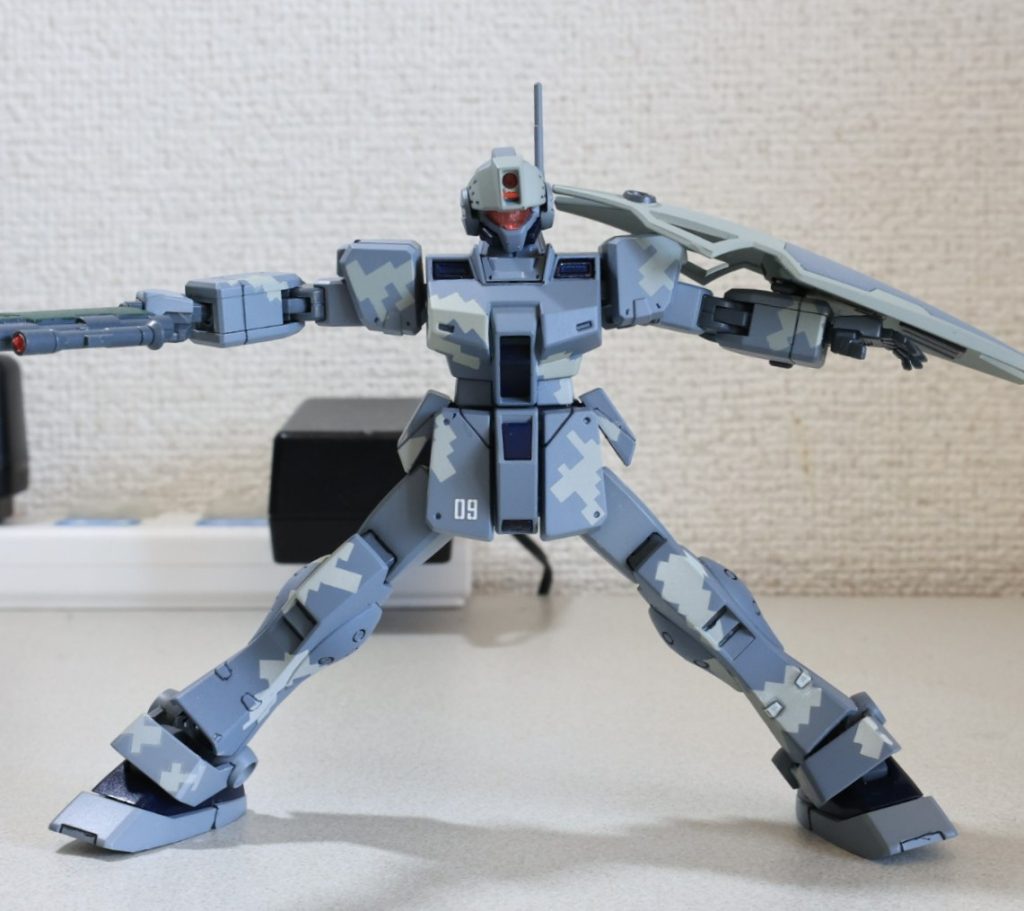 足首の可動範囲拡張でロールできるように加工。このおかげで立ち膝ポーズも取らせやすくなりました! 今回、エアブラシ塗装、迷彩塗装、部品の複製、可動範囲拡張と普段やったことのない作業を取り入れてみました!いろいろと学びがあり、自身の技術力が一段階パワーアップした気がします!次はどんなMSを作ろうかなー ガンダムのアニメを見ながら作業に没頭できるとか、ガンプラ最高かよっ!