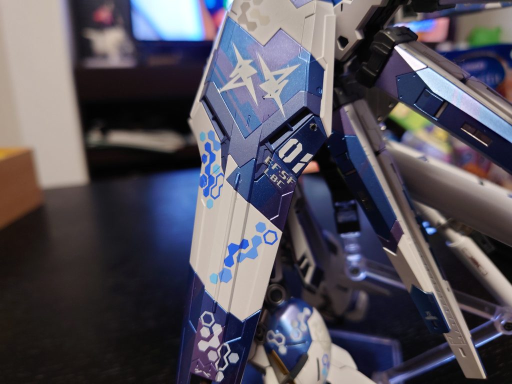 意味有りげなアムロのエンブレム😂