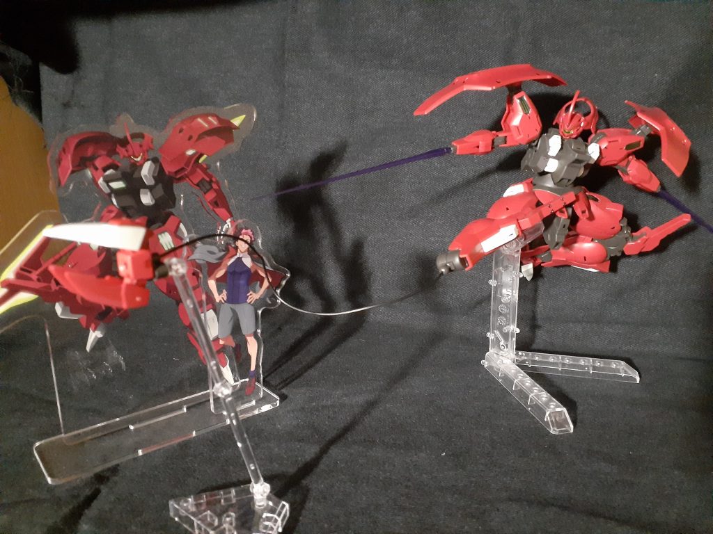 脚部のシャクルクロウを飛ばします。この状態でスレッタの戦いに乱入して助けに来たら胸熱展開の予感がしますね。