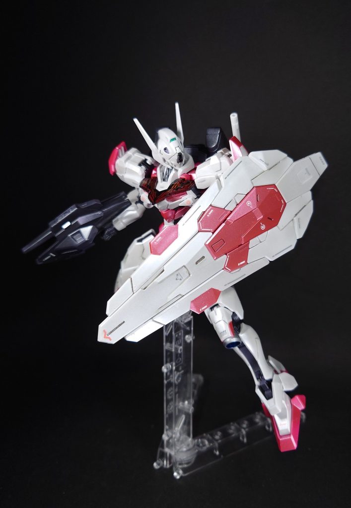 シールは後頭部とレシーバーガンの緑センサーの2枚だけ使いました。デカールは純正の水星デカールから、エアリアルとルブリスのもののみを使用しています。