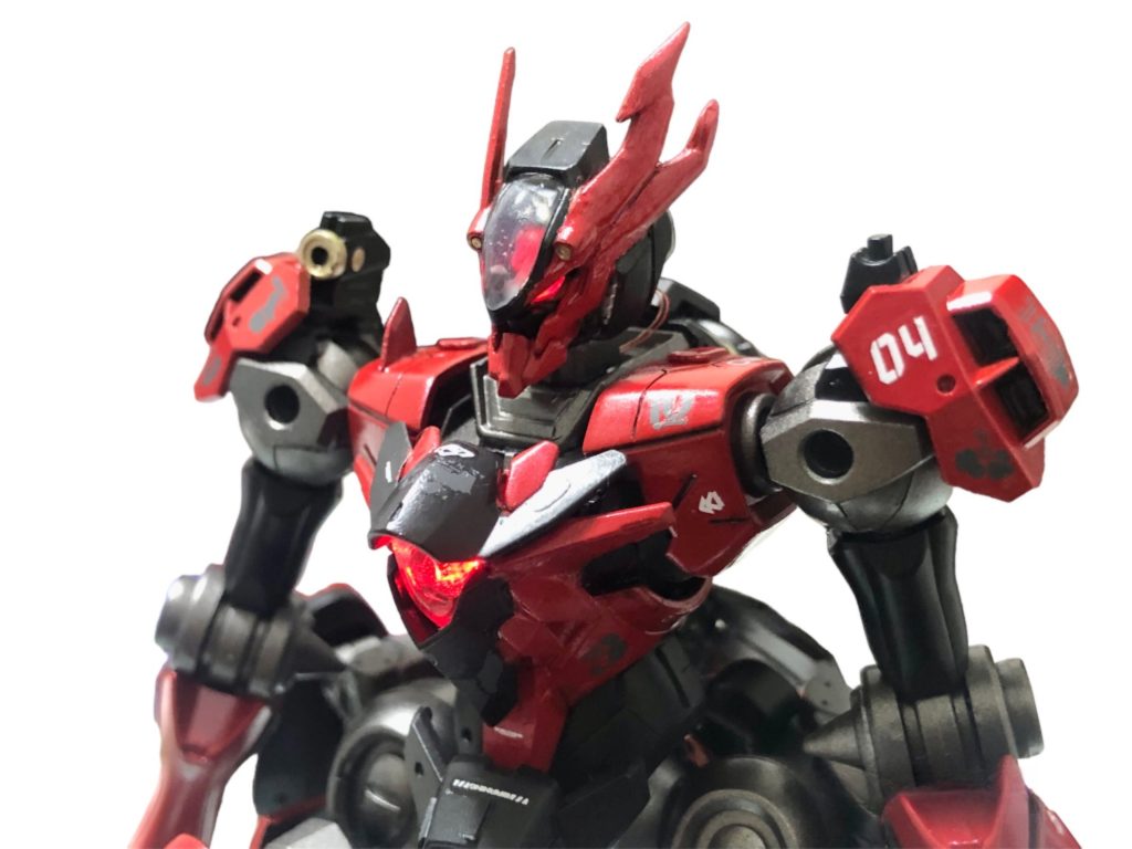 正面アップ頭部の禍々しいアンテナはエアリアルに撃ち抜かれたことへの復讐心を表しています。肩の「04」はエラン4号を意味し、死んだ者への弔いを表しています。