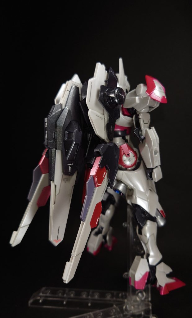 バックショットです。全塗装と言いましたが厳密にはガンビットシールドのフレーム?部分を塗り忘れていました…💦