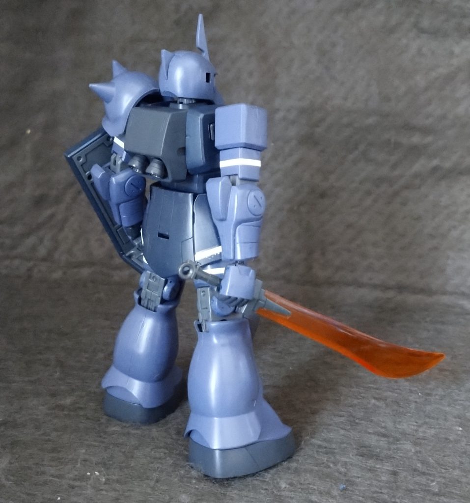 リアビュー 忘れがちですが､エリク機はヒジアーマーが付いてます ザクⅡのヒジアーマーをエポキシパテで接着 ホワイトラインはHGUCナイチンゲール用の水転写デカールを2セット使用 リアスカートにはラインが入っていないのが正解です