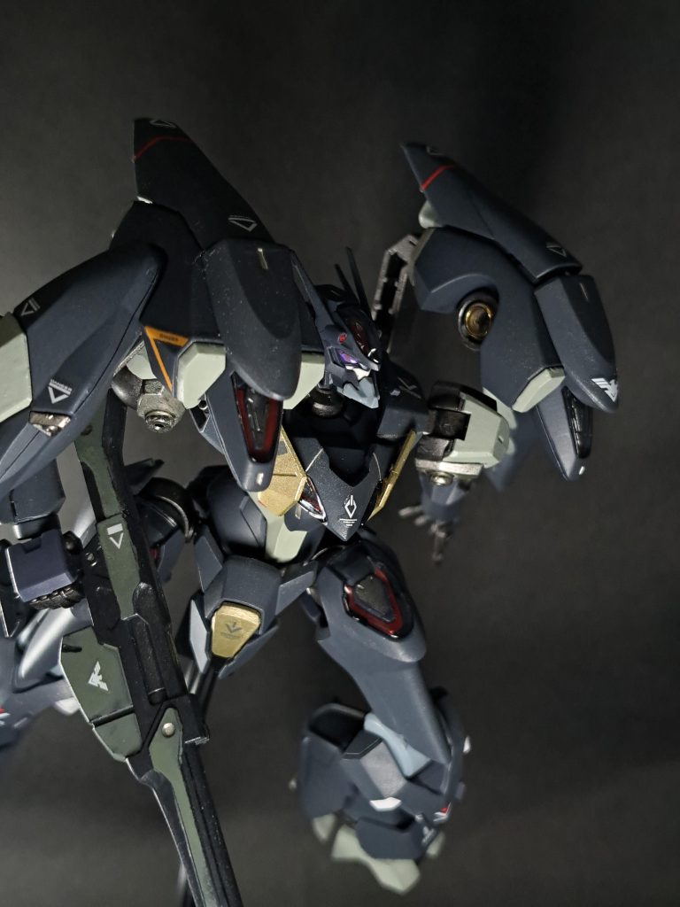 ファラクトは飛んでいる姿が一番カッコイイと思います。悪魔的なデザインなのでデビルマンのような感じがありますが、個人的にはバットマンを彷彿とさせるデザインという印象を受けました。物語の展開次第でヒーローとヒールのどちらにも染まれる機体。強化人士5号もトリックスター的な振る舞いをしており、劇中でどんな活躍をしていくのか楽しみです。