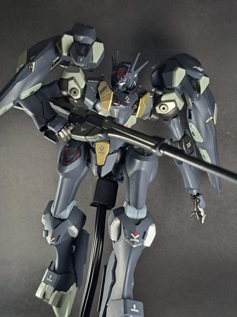 今回は筆塗り全塗装仕上げ。メインカラーは成型色よりも劇中のイメージに近い色になるよう心掛けました。配合はアクリジョンのベースカラー(グレー)とコバルトブルー1:1くらいがメインで、すこーしだけエアクラフトグレーを混ぜています。エアクラフトグレーの量が分からないので、もう二度と作れない色だと思います。