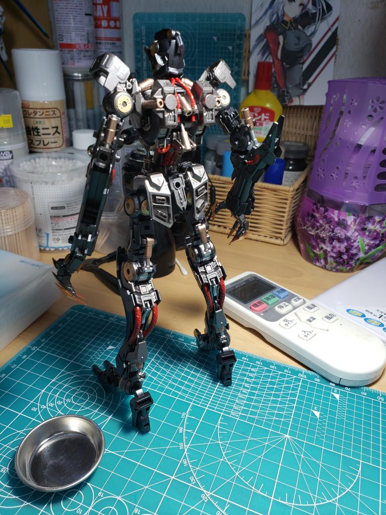 まずはガンダムフレームから。主要なメタルブラックの部分だけで5種類の色で色分けしております。それに加え裏打ちモールド、パイプ、ピストンシリンダーなどゴールドやシルバーなどの色分けもしてあります。最終的に、ガンダムフレームだけで合計10色使いました。他の作品とは違うポイント①他の方の作品では、腕が丸ごと交換されていたり、足を丸ごと交換したりなど、MGガンダムフレームの要素がどうしても減りがちでした。しかし私が制作したガンダムフレームは、大型化した腕の前半分