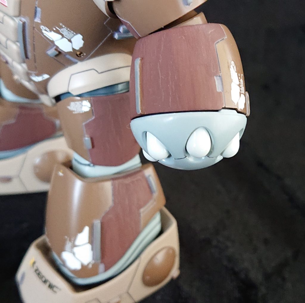 他の写真でもそうですが、今回は大好きなアッガイを気合い入れ過ぎて、焦げ茶色(水性ホビーカラーとタミヤの水性を混ぜたもの)のつや消しに、フラット塗料を入れ過ぎてひび割れたみたいに。クワガタが寄ってきそうな木の皮、年期の入ったタンスみたいな質感に😅でも、これも筆塗り塗装の醍醐味なのでそのままに😊 最後までご覧頂き、ありがとうございました。