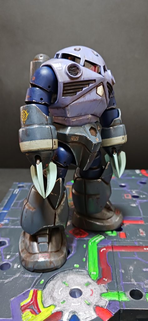 各所モールド、精密ドライバー(改)など、チープな道具で彫り直して、重ね塗りでも存在感あるように。