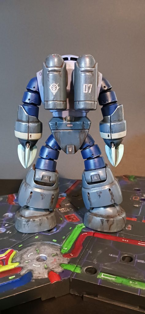 背番号ジオン水泳部、07番。各所モールドは排水口と捉え穴あけ、錆び汁オイル垂れを表現。脚部は特に垂れてくる汚れを意識してウェザリングです。