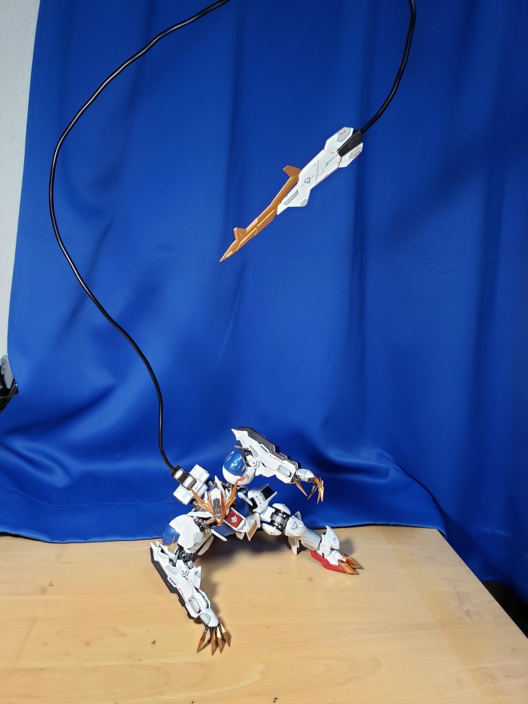 テイルブレードのワイヤーは明らかに短いので自遊自在の3.2mmのワイヤーに変更。やろうと思えばいくらでも伸ばせます。ちなみに私このポーズめっちゃ好きです