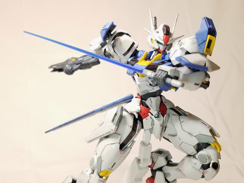 サーベルで切りかかるポーズ