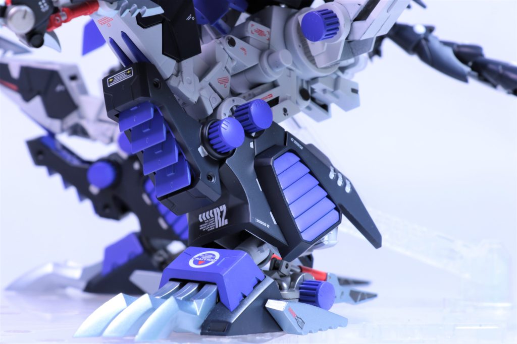 ゾイドのマーキングプラスデカールとハイキューパーツのコーションデカールを組み合わせて貼りました。