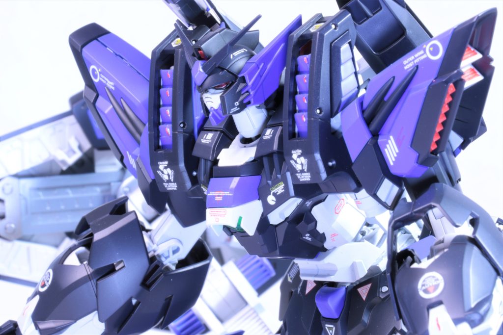 ツインアイやメインカメラは赤いメタリックテープで貼っています