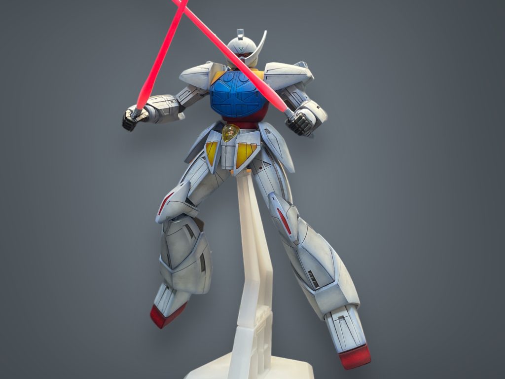 見切れているんですが、ビームサーベルもマイスター関田さんの動画みて頑張って塗装しました。よくヨドバシとかで飾ってるサンプルに近いものが出来まして、これは凄く満足してます。手間がかかりますが、今後も同じ形で塗っていきたいです。※写真では全然伝わらないですね…ちなみにビームライフルはパーツ粉々にしちゃったんで捨てました。