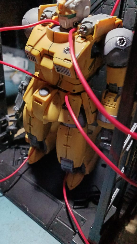 戦いの中で力尽きそのまま回収されたという設定です。そのため膝立ということです。少し改造を加えました。