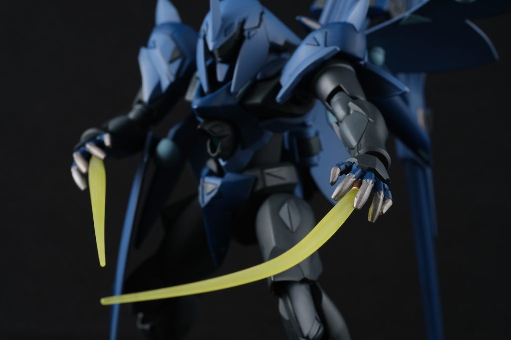 サーベルは別キットからいただきました。少し曲げたので、振り抜いてしなったサーベルのように見えたらいいなと思います。