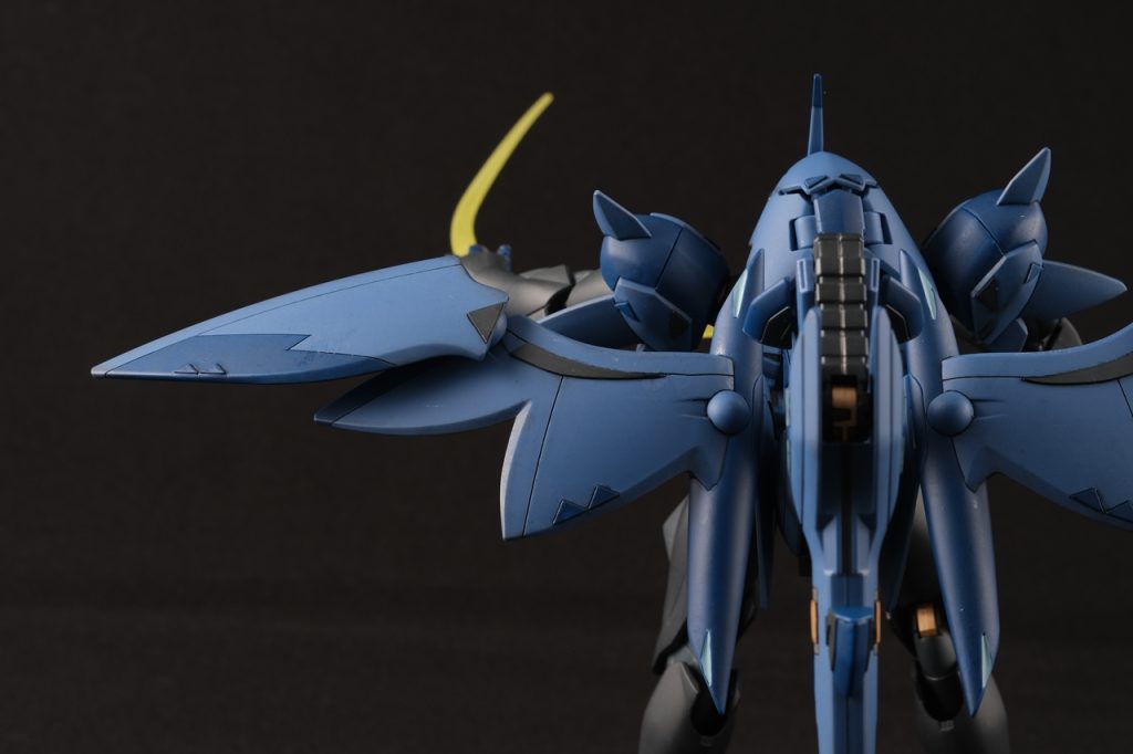 背中の羽根はこんなデザインにしました。パネルライン等は、火星のコロニーで生まれたんだから「地球人のセンスでは分からない謎デザイン」にしました。羽根以外にも塗った濃い青(クレオス フタロシアニンブルー C322)も、いい選択だったと思います。