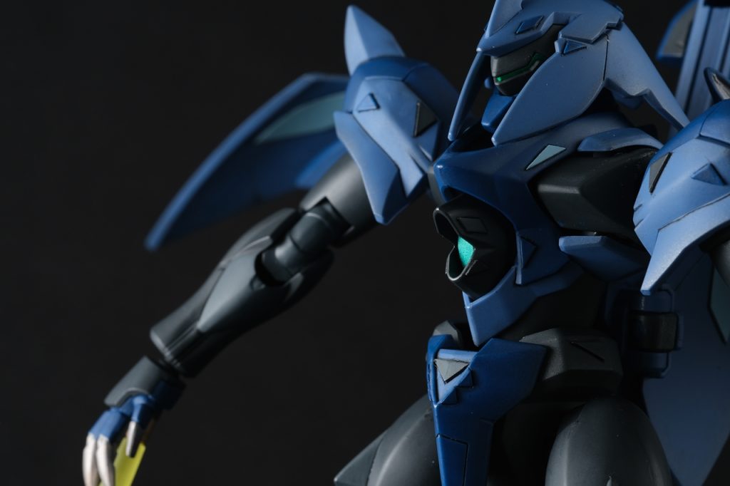 おなかの拡散ビーム砲は奥まっていてわかりにくいので、メタリックグリーンで塗りました。クリアパーツじゃなくてホイルシール付属のほうがよかったんじゃないかなー。